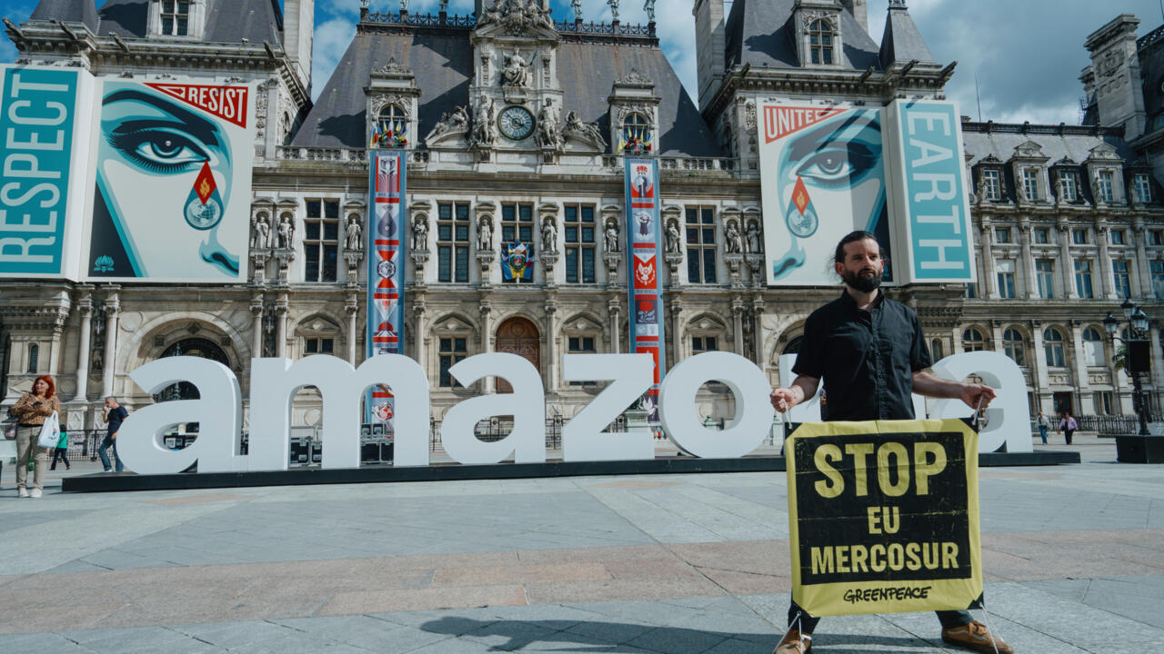 À Paris, Greenpeace et des militants autochtones alertent sur la déforestation en Amazonie