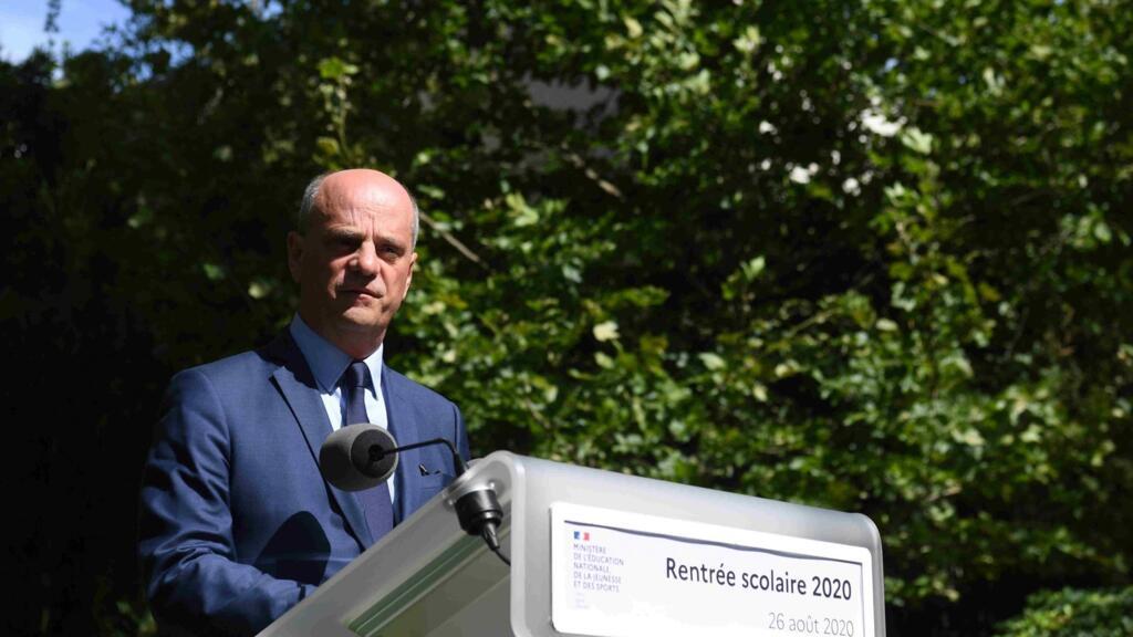 Le ministre français de l'Éducation, Jean-Michel Blanquer, a tenu une conférence de presse sur la reprise des cours et a détaillé les mesures sanitaires dans les écoles pour la rentrée scolaire, à Paris, le 26 août 2020.