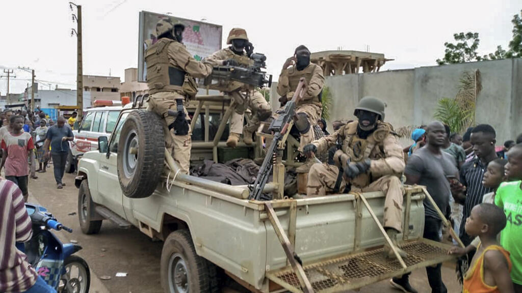 Militaires et citoyens maliens rassemblés devant la résidence privée d'Ibrahim Boubacar Keïta, mardi 18 août 2020.