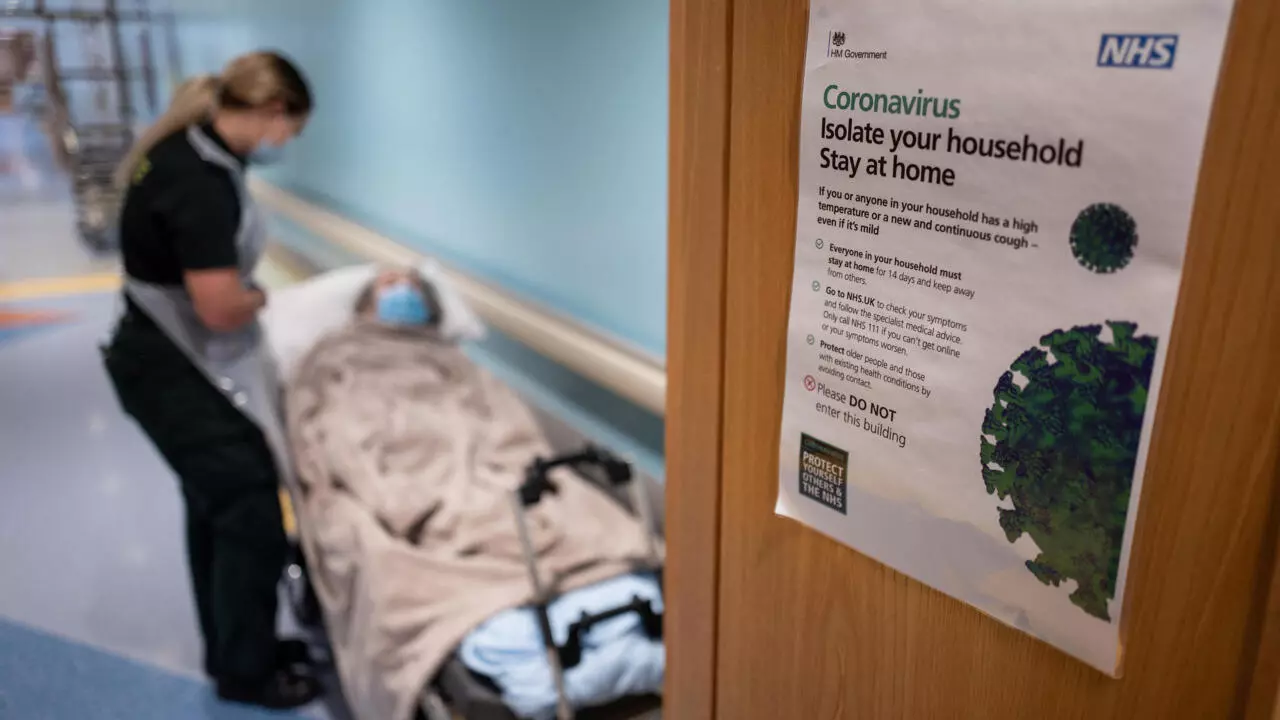 Au Royaume-Uni, 100 000 infirmières et 8 000 sages-femmes envisageraient de quitter le navire du NHS, le système public de santé britannique.