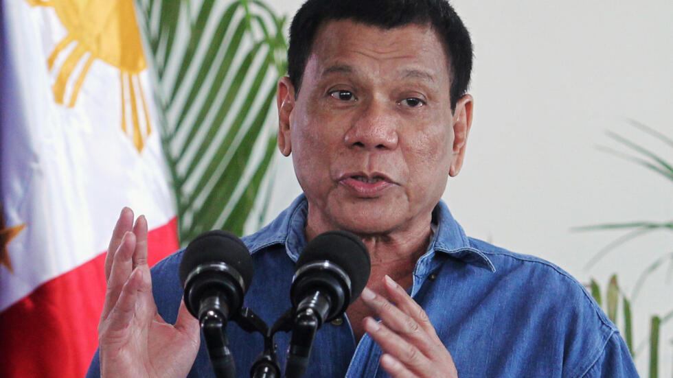 Philippines president kowtows to China