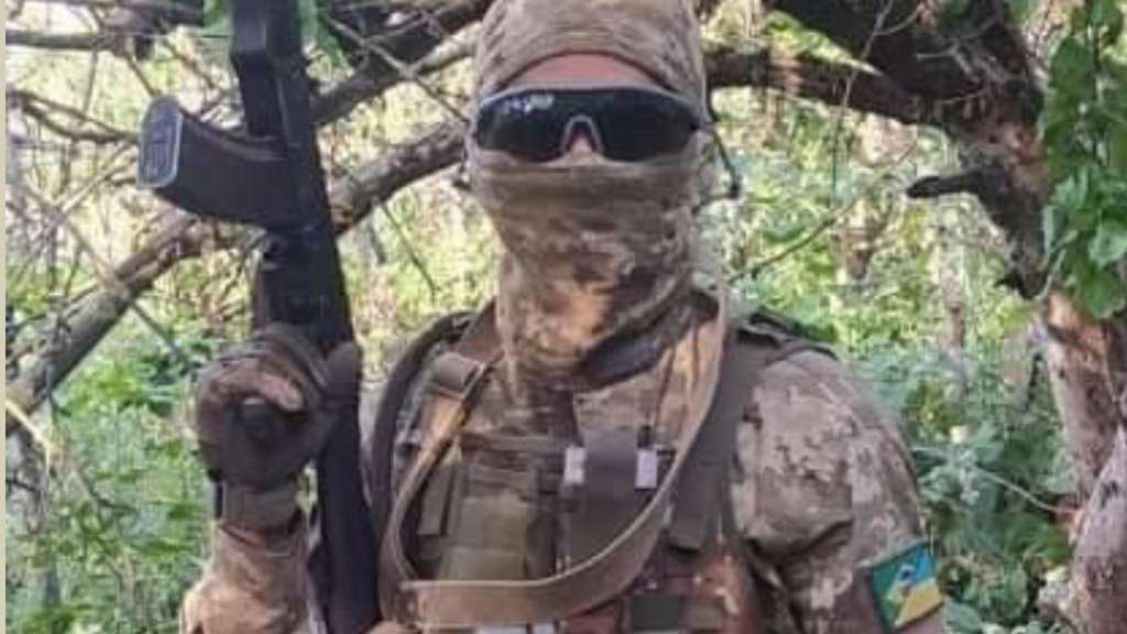 O amapaense Ezequiel Silva, hoje com 22 anos, saiu do Brasil para ir lutar pela Ucrânia pouco depois do começo da guerra. Ele participou da linha de frente em Kharhiv. Na foto, vemos as bandeiras do Brasil e da Ucrânia na manga de sua farda militar.