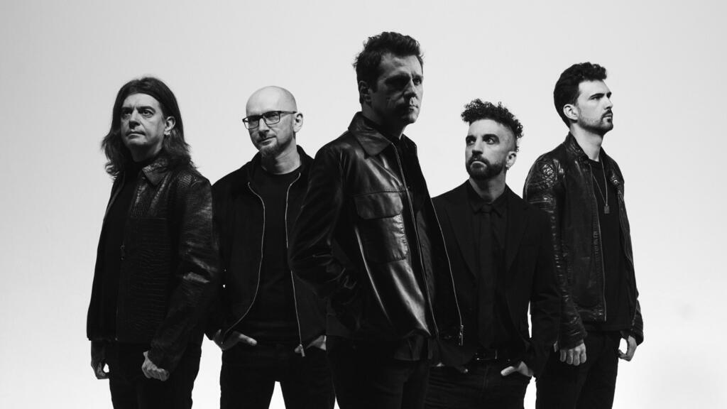 Trupa byron în componența: Dan Byron (voce, chitară, flaut), 6fingers (clape, chitară, voce), Dany Serrano (chitară), Laszlo Demeter (bass), Andrei Ilie (tobe).