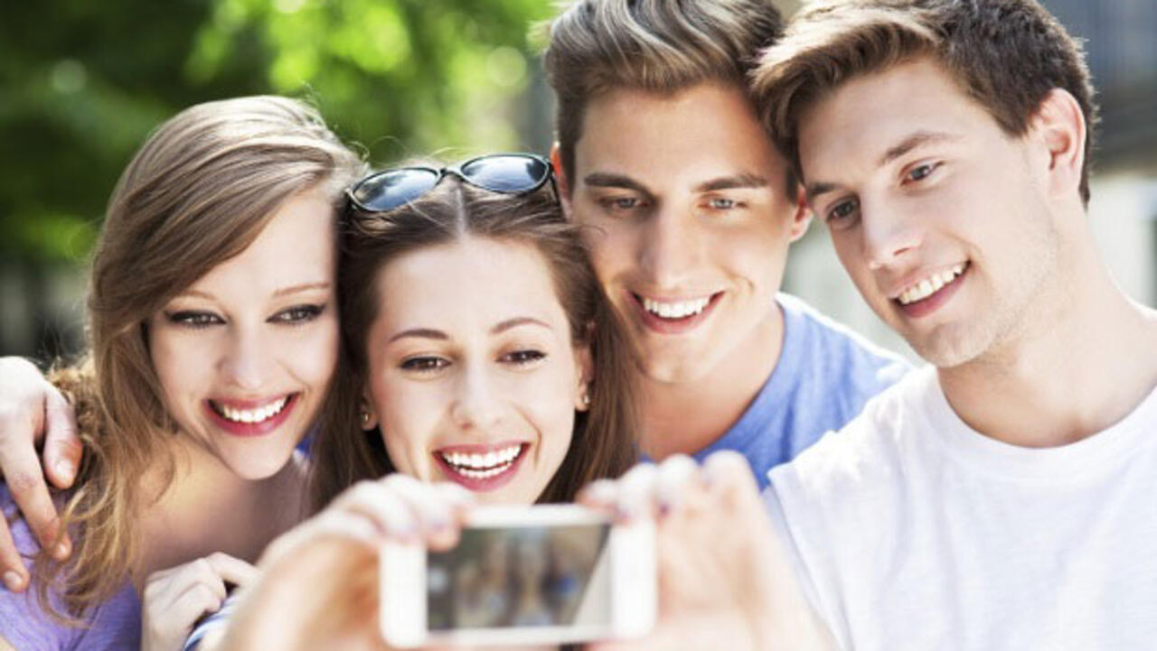 Селфи с палкой фотографируются. 2 friends in truck selfie. While my friend was taking photos. While my friend was taking photos. Компания делает селфи.