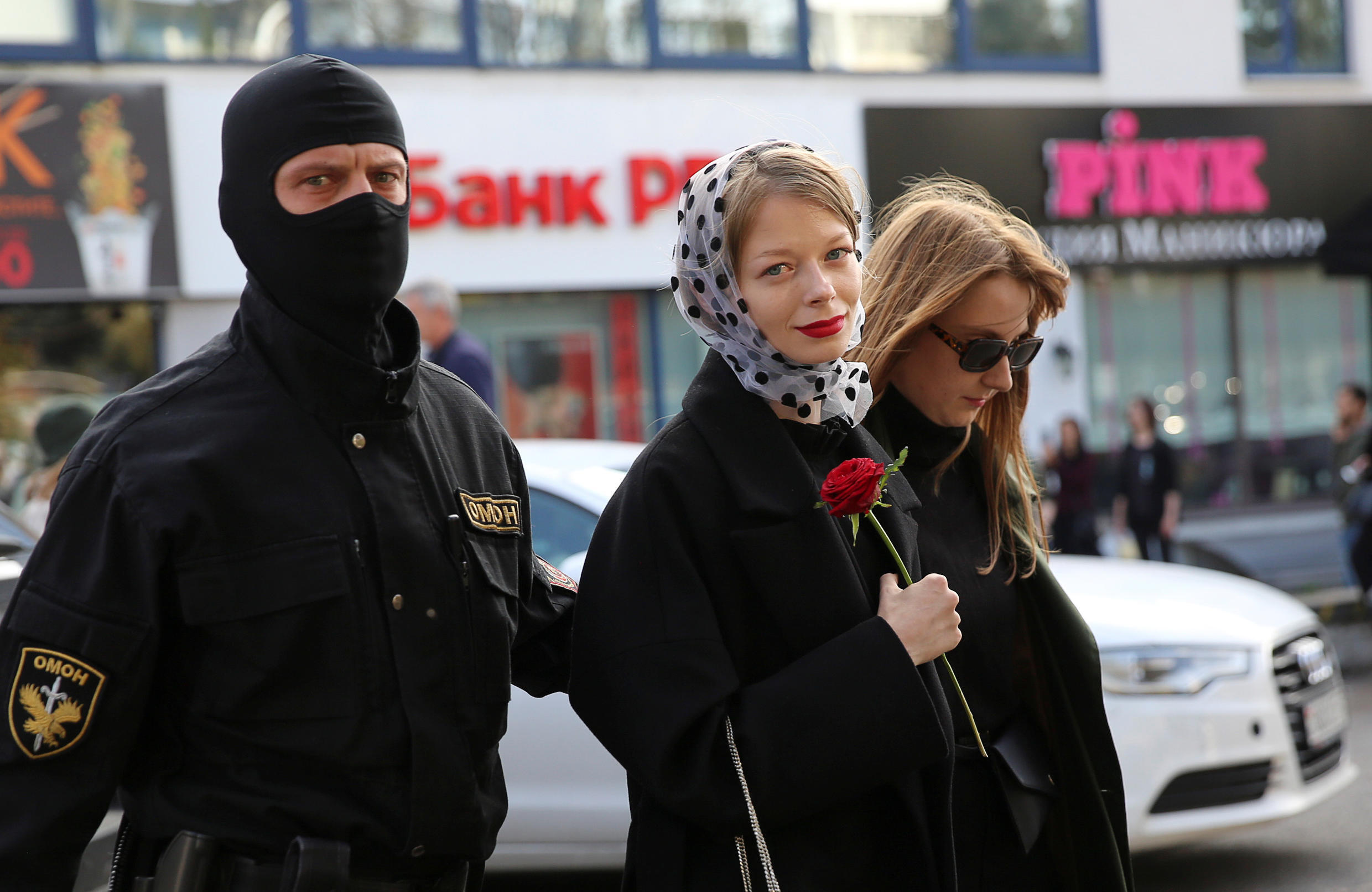 Девушка омоновец. Протесты в белоруссии. Протест девушек. Женские протесты в беларуси. Протесты 2019.