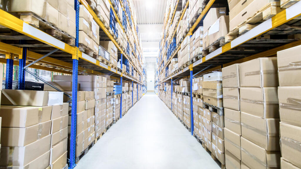 Entrepôt de stockage de grande distribution avec des racks remplis de colis, boîtes, palettes, caisses prêtes à être livrées. (Image d'illustration)