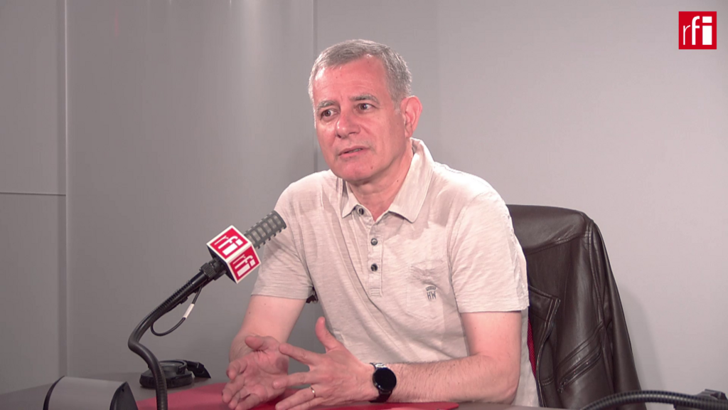 Christophe Prudhomme, médecin urgentiste au Samu 93, porte-parole de l’Association des médecins urgentistes de France (AMUF) dans le studio de RFI, le 6 juin 2022.