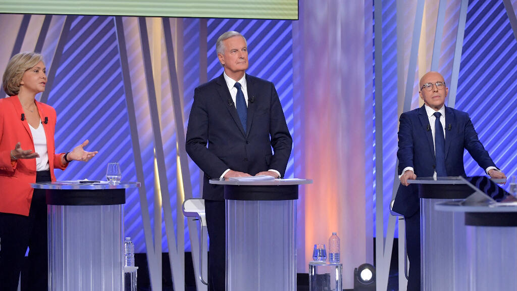 Valérie Pecresse (G) du parti de droite Les Républicains (LR) s'exprime à côté de Michel Barnier (au centre) et Eric Ciotti du parti de droite Les Républicains (D) lors du débat entre les candidats des Républicains (LR) à l'élection présidentielle française simultanément sur "FRANCE 2" et sur la radio France Inter à Paris, le 30 novembre 2021. (Illustration)