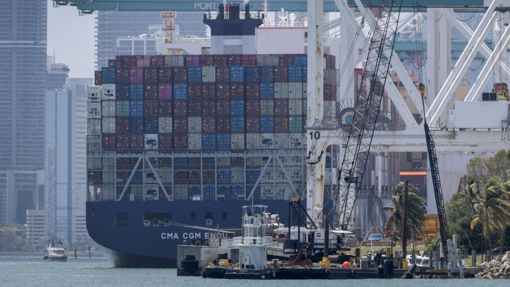 Contêiners prontos para o de transporte no PortMiami, na Flórida. (07 de abril de 2025)