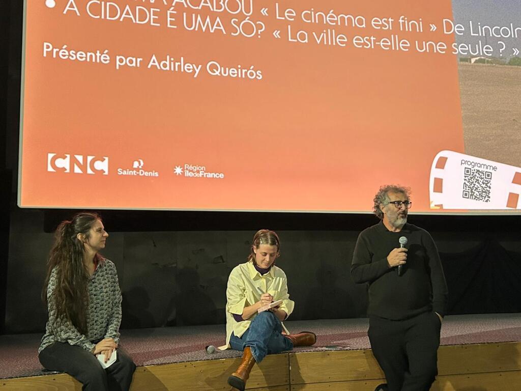 O cineasta Adirley Queirós (d), durante a apresentação de seu filme "A cidade é uma só?", na 3ᵉ edição do festival Regards Satellites, acompanhado da curadora Claire Allouche (e), em 29 de janeiro de 2025.