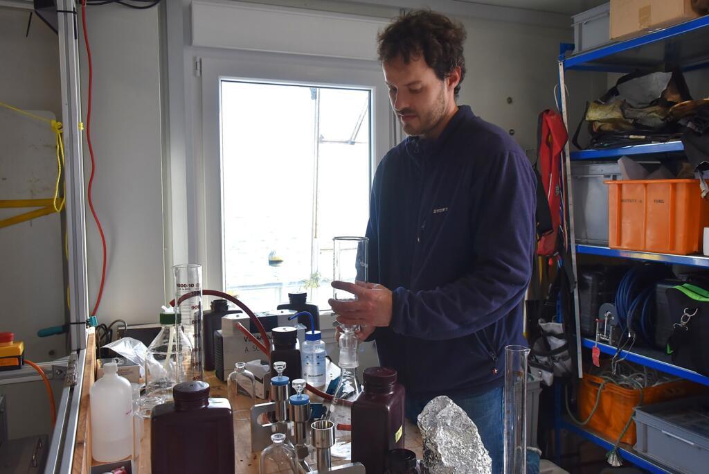 Jonas Wydler manipule des échantillons dans le cadre d'une expérience sur la chlorophylle a.