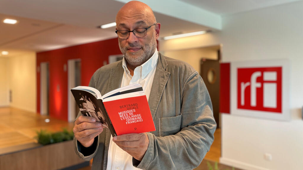 Bertrand Dicale révise ses propres connaissances avant d’entrer en studio.