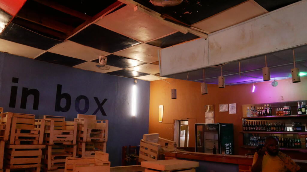 Tonton Kakoti n'a pas rouvert son bar depuis l'attaque kamikaze sur la terrasse de Inbox, le 25 décembre 2021, en centre-ville de Béni.