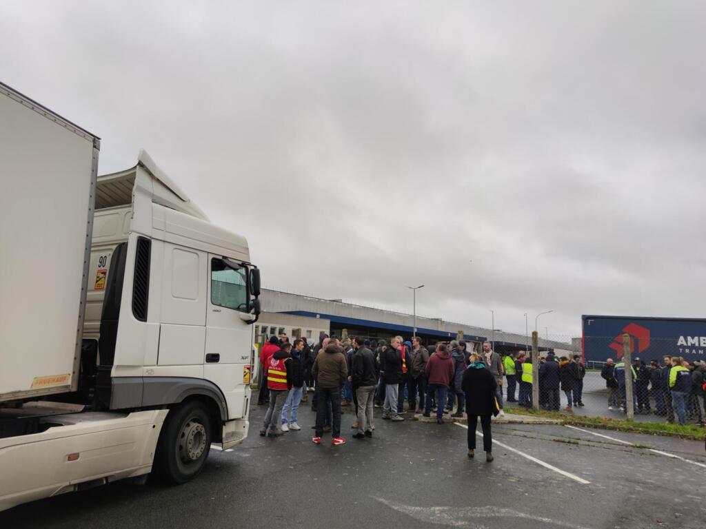 Un camion est bloqué par les ouvriers, leur moyen de pression pour se faire entendr par la direction.