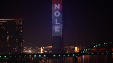 La Torre Belgrado, aún en construcción en la capital serbia, iluminada con los colores de la bandera nacional y el mensaje "Nole", como llaman al tenista Novak Djokovic, el 16 de enero de 2022