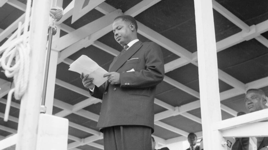 Le premier président de la République Ahmadou Ahidjo s'adresse à la population à Yaoundé, le 1er janvier 1960, jour de l'indépendance du Cameroun.