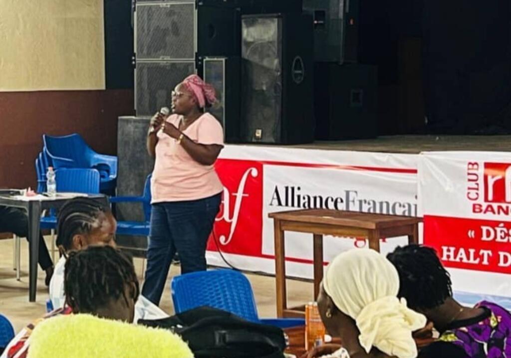 Viviane Gokoussou anime une activité du Club RFI Bangui Fononon.