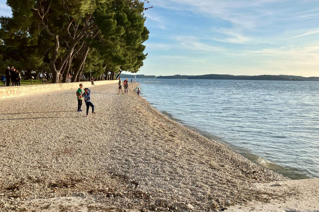 Plage couverte de "faux sable".