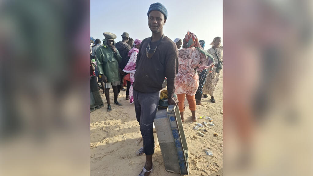 Demba Ba, l’un des porteurs attendant de remplir sa caisse.