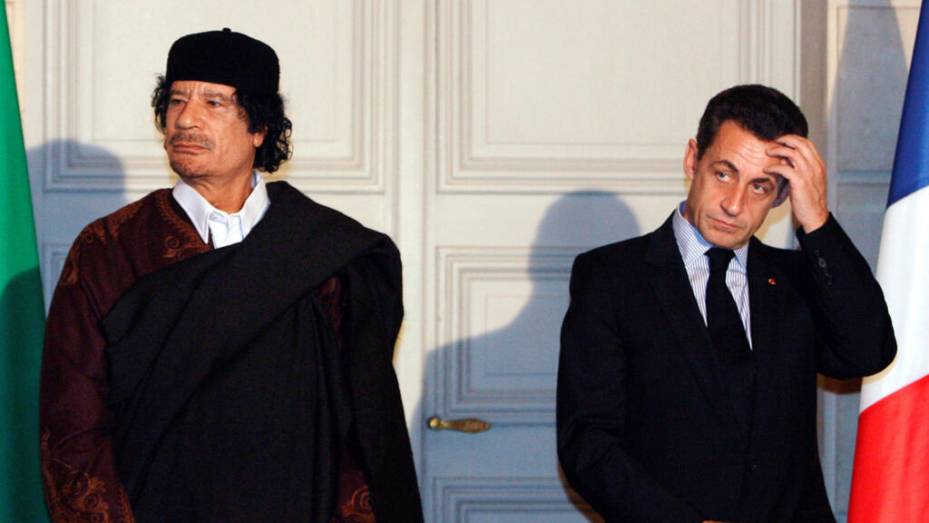 Nicolas Sarkozy et Muammar Kadhafi à Paris, après la signature de contrats entre la France et la Libye, le 10 décembre 2007.