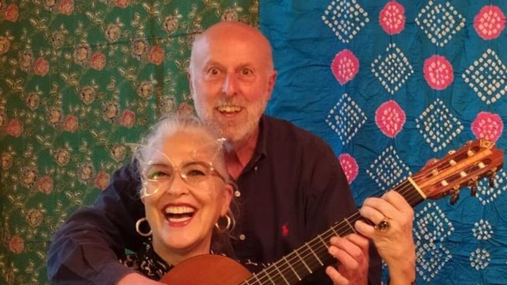 A cantora e compositora brasileira Lica Cecato e o violonista italiano Stefano Scutari estão lançando "Due Comete".