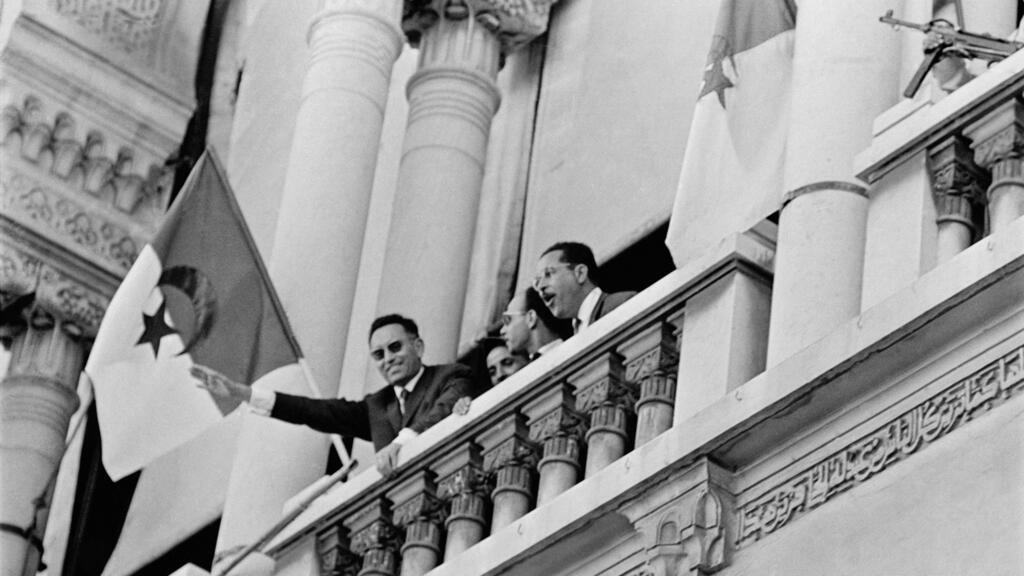 Le président Benyoucef Benkhedda à la préfecture, à Alger, Algérie, le 4 juillet 1962 lors des célébrations après la proclamation de l'indépendance et l'arrivée du gouvernement provisoire de la République algérienne.