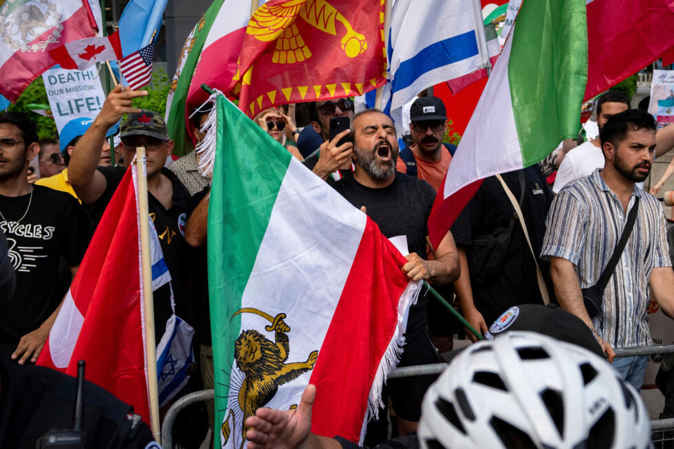 La police s'efforce de séparer les contre-manifestants pro-israéliens de la manifestation contre les frappes militaires américaines en Iran, devant le consulat des États-Unis à Toronto, dimanche 22 juin 2025.