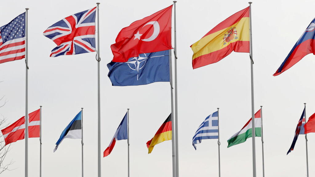 Les drapeaux des pays membres de l'OTAN flottent au dessus du siège de l'organisation, à Bruxelles, où se tiendra la réunion, lundi 14 juin 2021.
