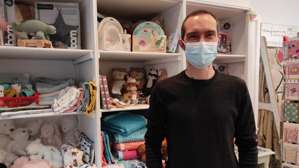 Solidariedade dos consumidores com os pequenos comerciantes de bairro garantiu o bom faturamento de Natal para Vincent Bieules, proprietário da loja para crianças Tippy.