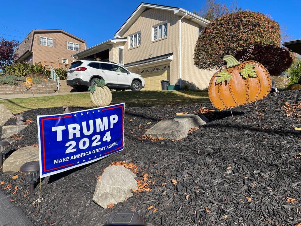 Une pancarte en faveur de Donald Trump dans le comté de West Mifflin.