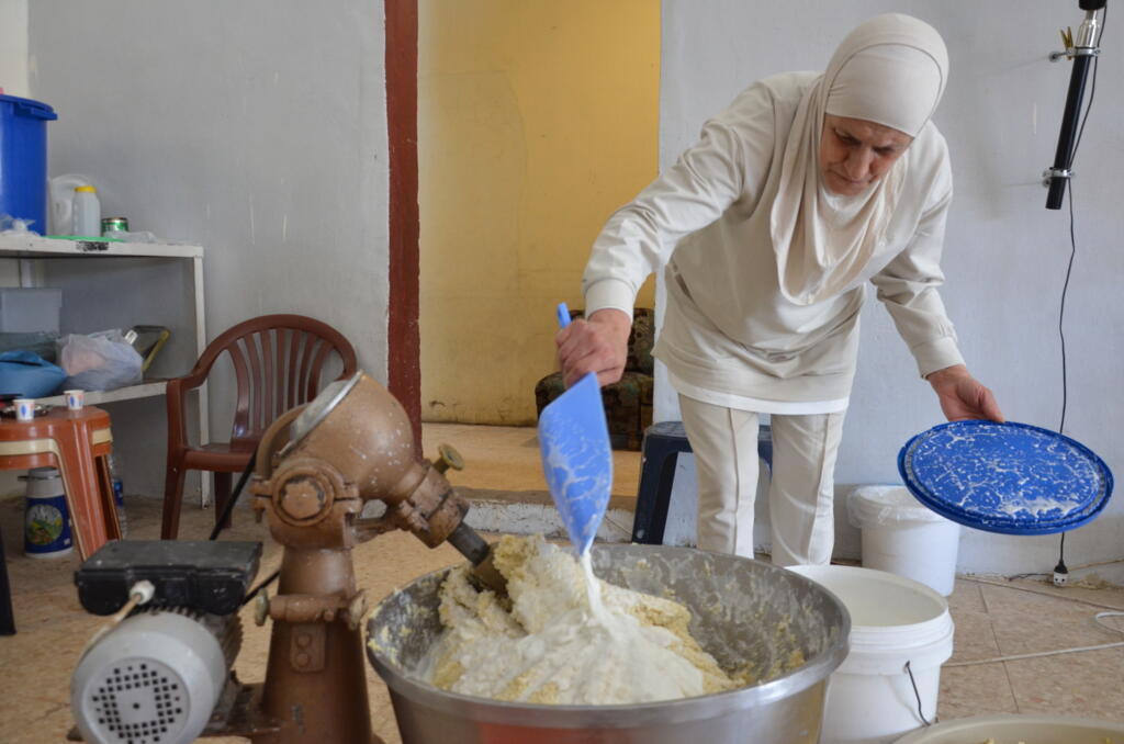 Après avoir été broyé une première fois, il faut ajouter du lait fermenté dans la pâte.
