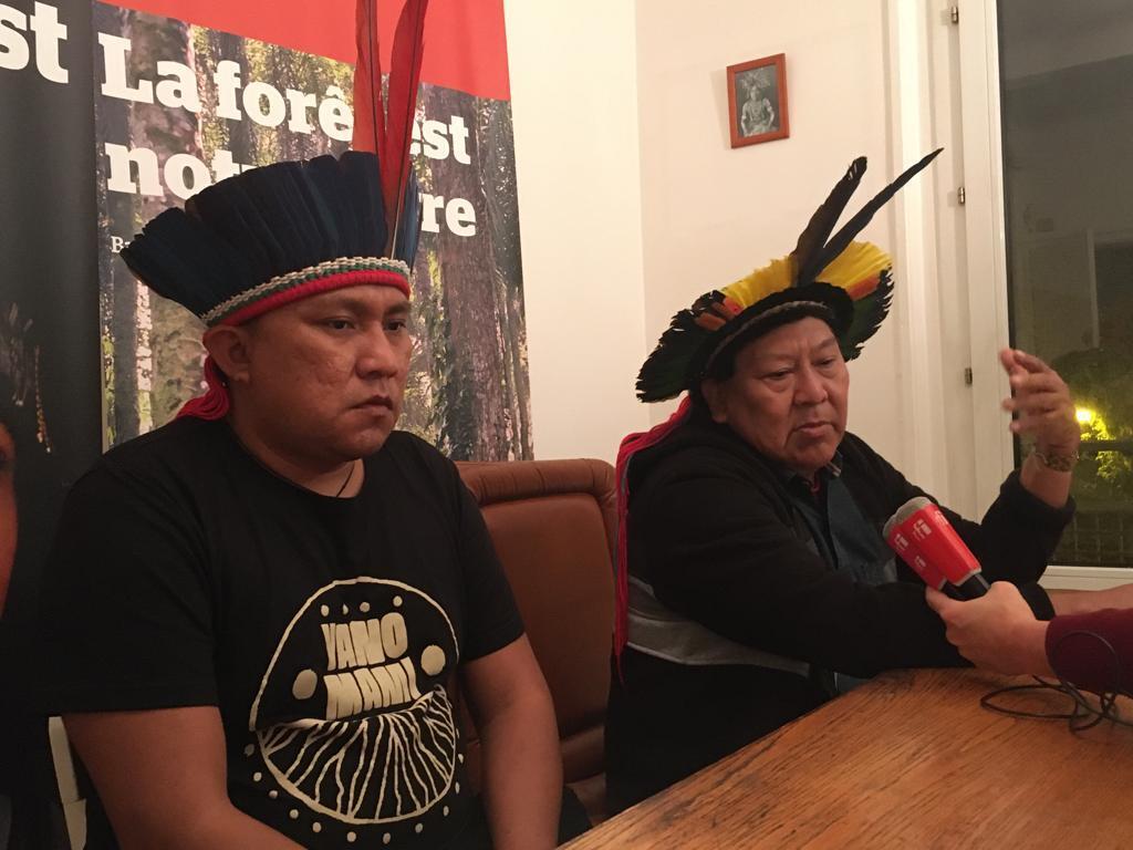 Os representantes dos indígenas Yanomami Davi e Dário Kopenawa foram recebidos na quinta-feira, em Paris, por senadores franceses e deputados do parlamento europeu.