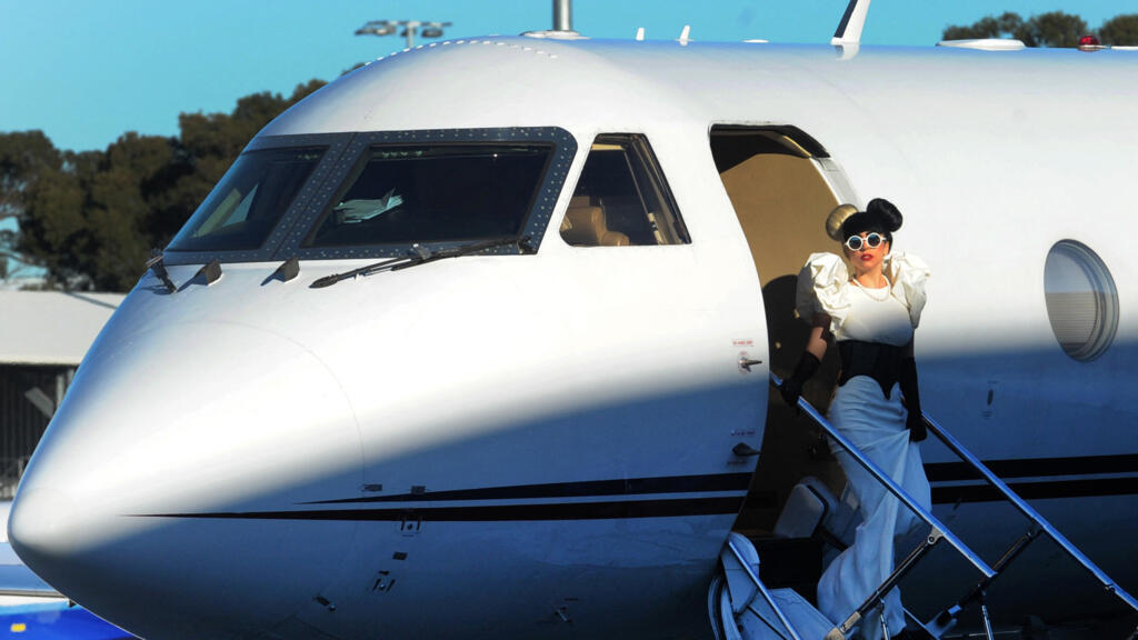 A estrela pop americana Lady Gaga sai de seu jato particular no aeroporto de Sydney em 9 de julho de 2011.