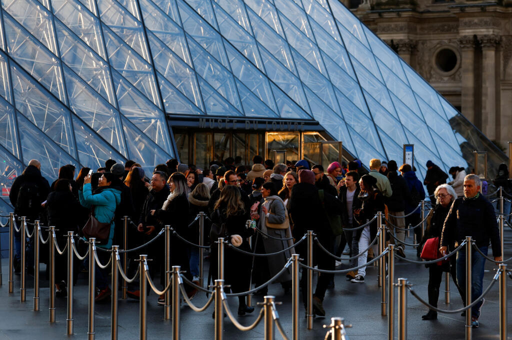Turistas fazem fila em uma das entradas do Museu do Louvre, em Paris, em 23 de janeiro de 2025.