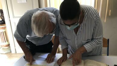 Bà Brigitte Sabattini, giảng viên trường đại học Aix-Marseille và ông Jacques Lemaire, cựu chủ tịch Hội Những người bạn của Saint-Chamas xưa tra cứu họ tên của những người lính thợ Việt Nam chết tại Saint-Chamas, Pháp, trong Thế Chiến I. Ảnh chụp ngày 09/08/2021.