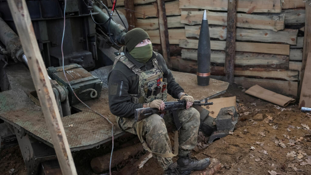 Một quân nhân thuộc lữ đoàn cơ giới độc lập số 100 của Ukraina quan sát drone tác chiến của Nga trên bầu trời, ở tiền tuyến gần thành phố Kostiantynivka, Donetsk, ngày 29/11/2025.