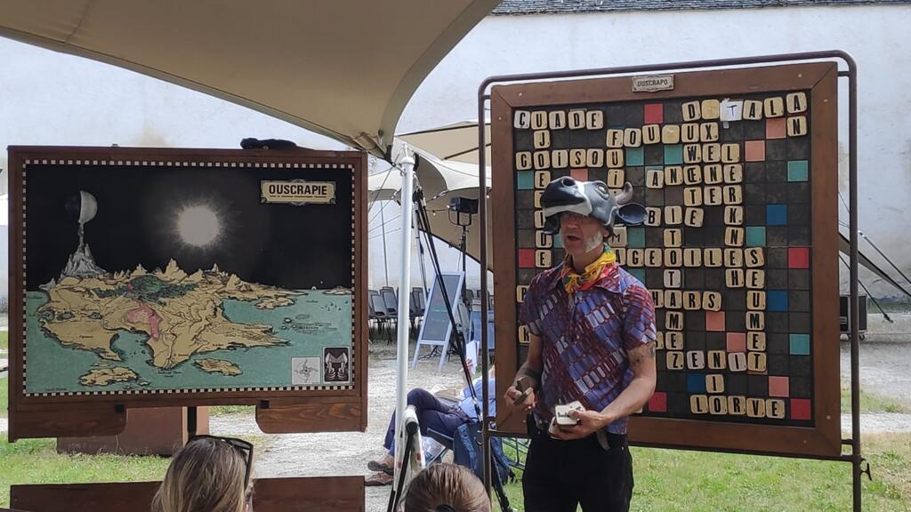 L'Ouscrapo est un jeu de société géant, mélangeant scrabble et Oulipo.