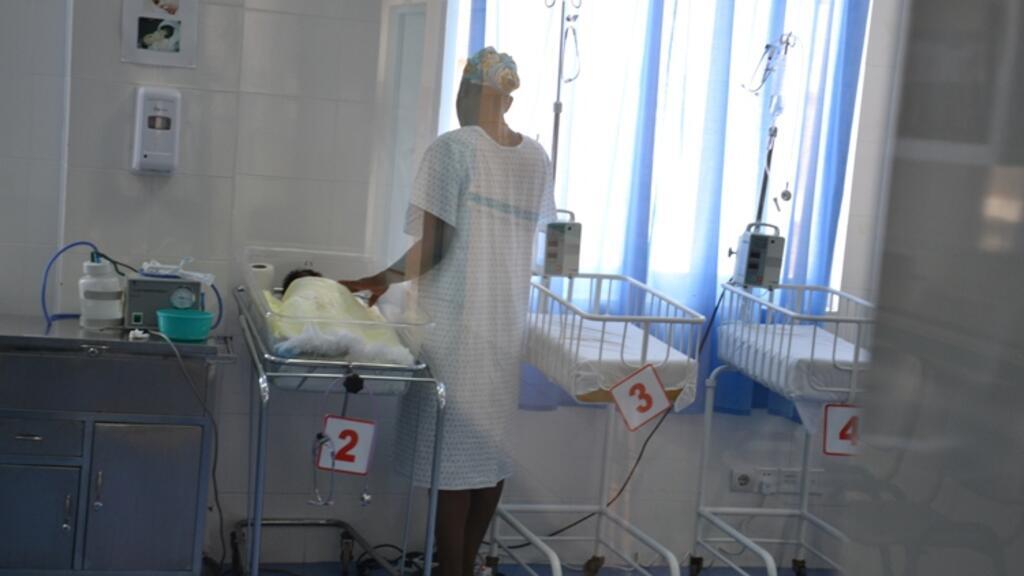 Certains bébés nés prématurément ont du mal à téter. Alors, ils sont nourris à la petite cuillère ou avec une sonde grâce au lait maternel stocké. Or, on retrouve aussi les PFAS dans le lait maternel. [Image d'illustration]