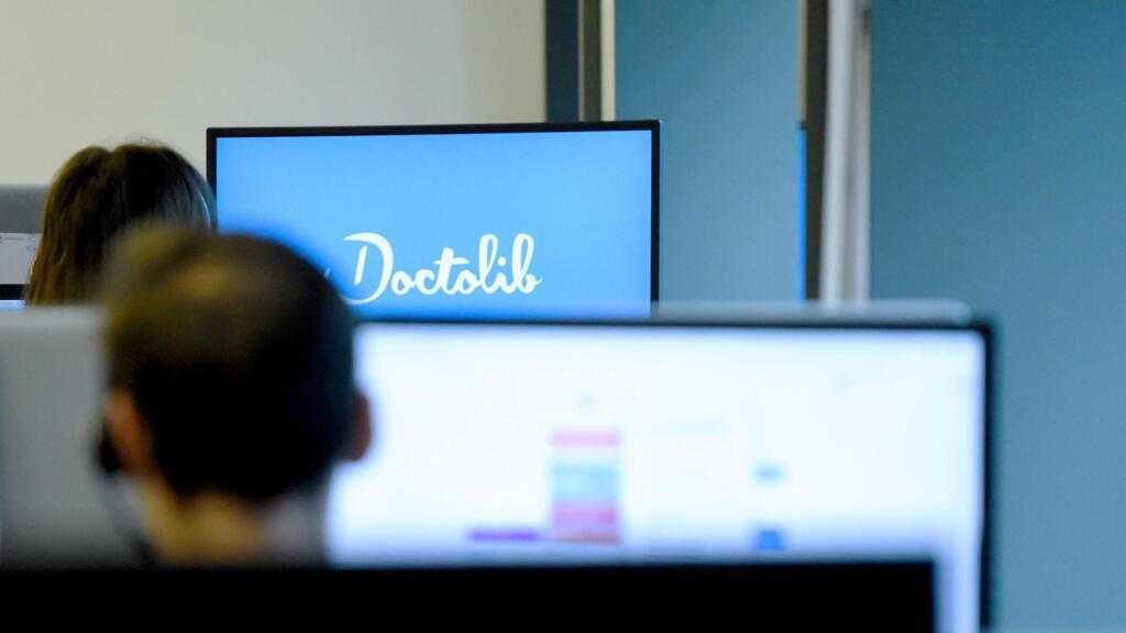 La plateforme Doctolib annonce qu'elle déploiera mi-octobre une IA générative capable d’écouter et de retranscrire par écrit une discussion entre un patient et son médecin.