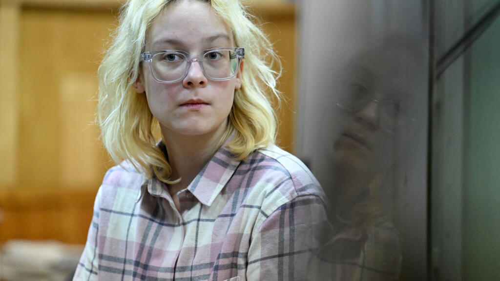 Russie: l'artiste de rue Naoko, en prison pour des chansons interdites, libérée, quitte le pays