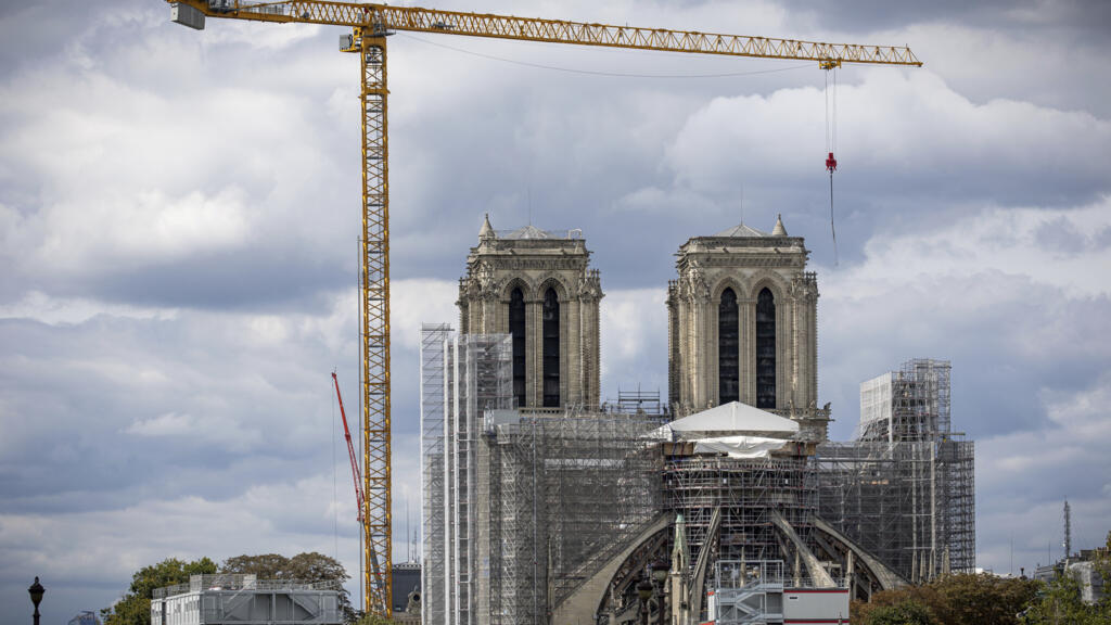 Des travaux de rénovation sont toujours en cours à la cathédrale Notre-Dame de Paris, en France, le mardi 23 août 2022. La réouverture de la cathédrale Notre-Dame de Paris reste prévue pour 2024 après l'incendie massif du 15 avril 2019.