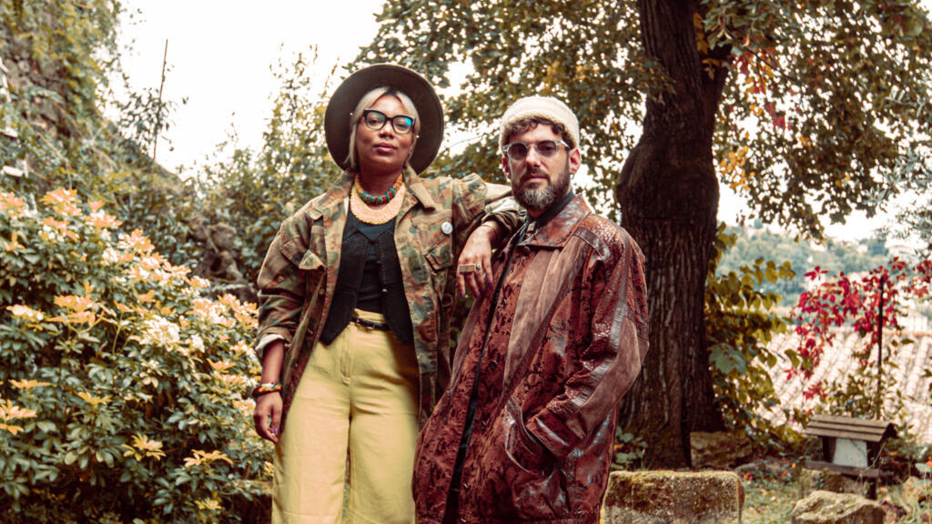 A cantora Olivya e o produtor musical David Kiledjian integram a banda Dowdelin, baseada em Lyon, no centro-leste da França.