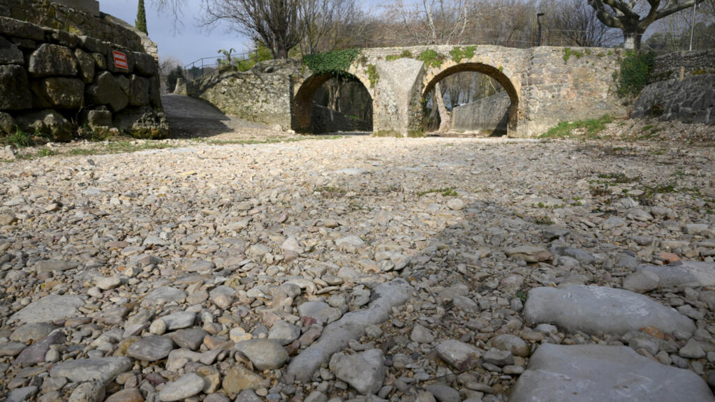 Leito do rio Issole completamente seco, em Flassans-sur-Issole, no sudeste da França, em 21 de fevereiro de 2023.