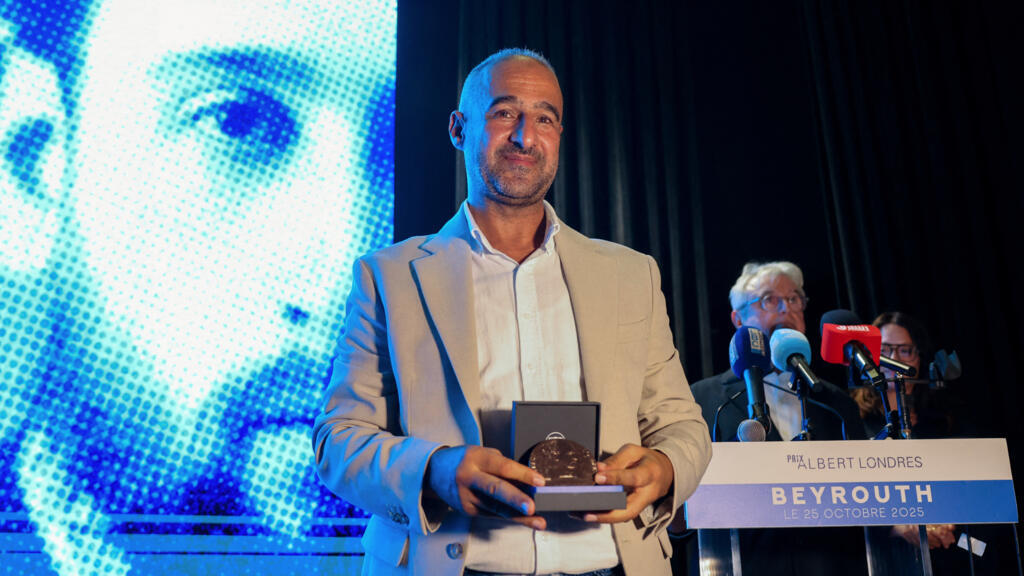 Le journaliste de l'AFP Adel Zaanoun reçoit un prix spécial du comité du Prix Albert Londres lors d'une cérémonie à Beyrouth le 25 octobre 2025, en tant que représentant des journalistes à Gaza, en reconnaissance du « travail essentiel de tous les reporters présents sur le terrain ».
