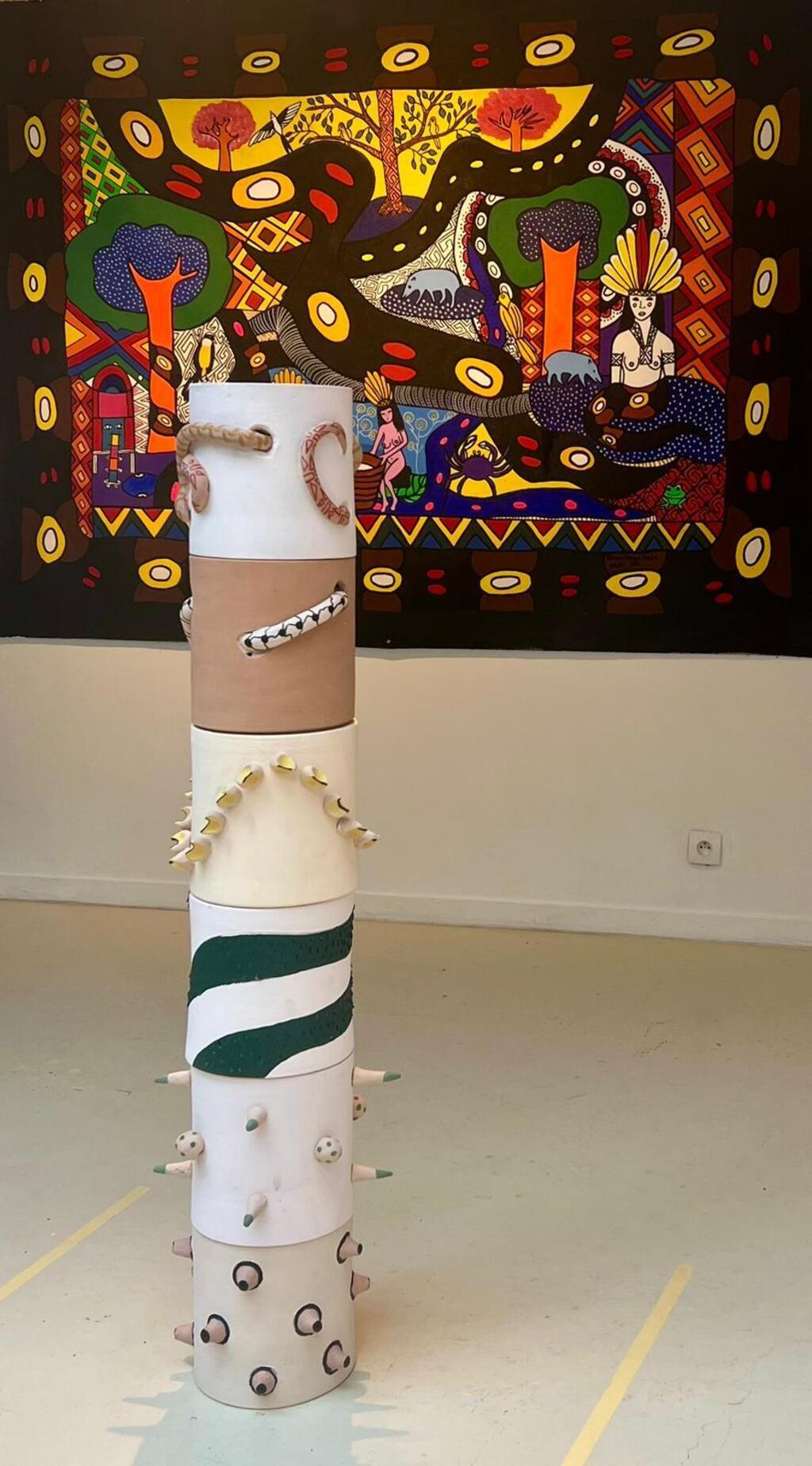 Kássia Borges Mytara, Sens titre, 2024, sculpture, peinture acrylique sur céramique, 126x37cm