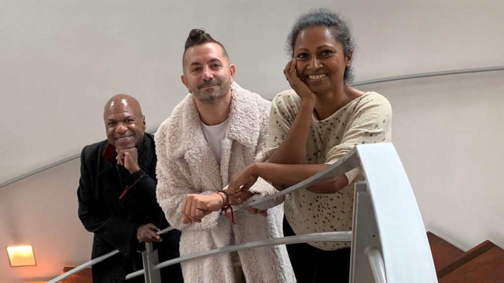 Barry Johnson (chanteur et comédien), Valéry Rodriguez (metteur en scène) et Anandha Seethanen (chanteuse et comédienne) à RFI (octobre 2022).