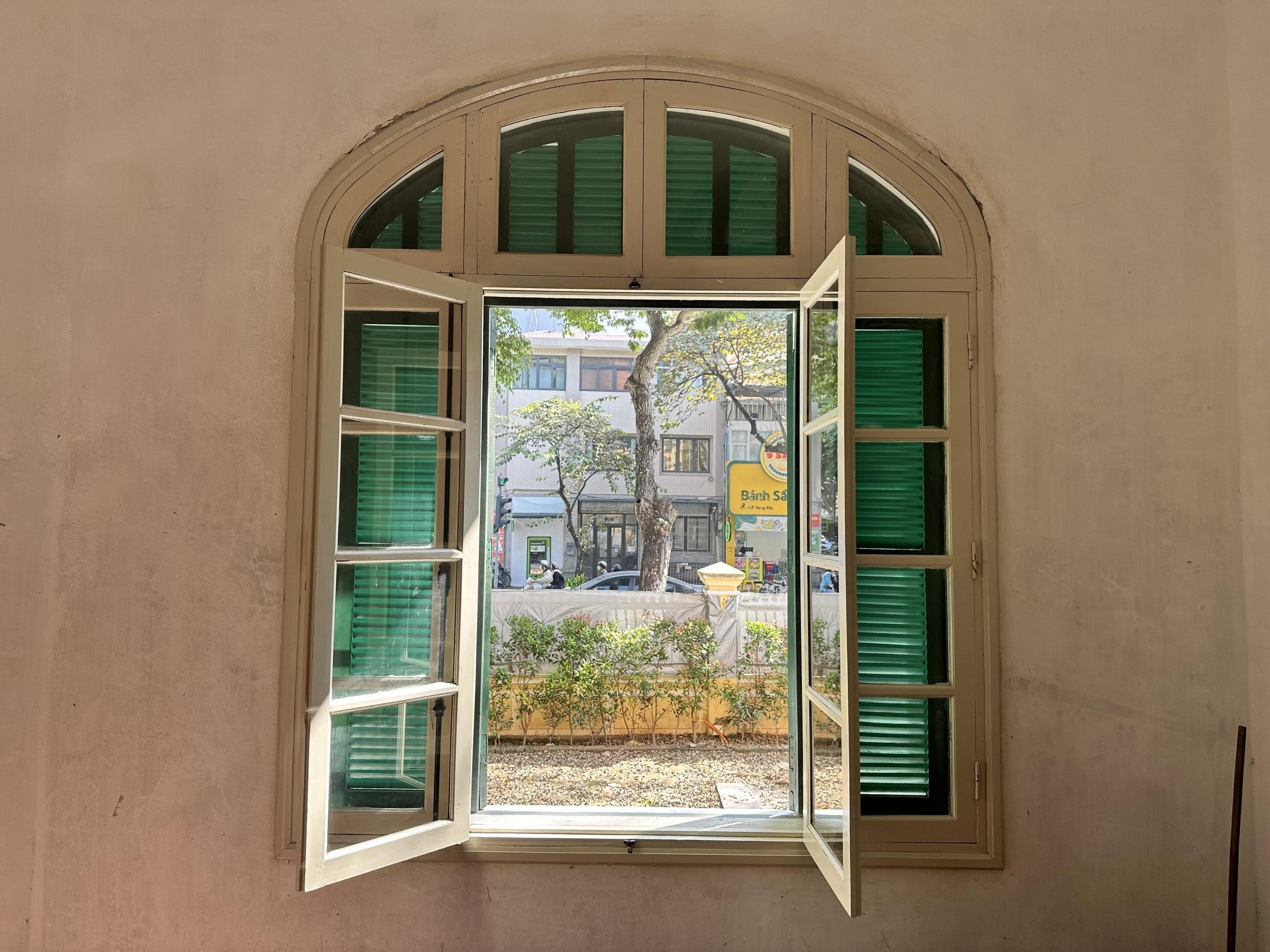 Cửa sổ nhìn ra vườn phố Hàng Bài.