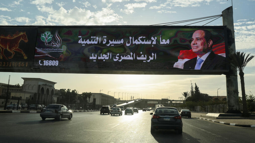 Panneau vantant le candidat à la présidentielle et actuel président égyptien, Abdel Fattah al-Sisi, au Caire (Égypte), le 9 décembre 2023.