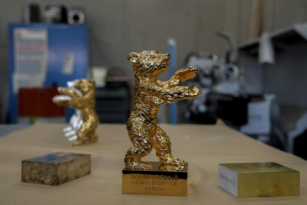 Os troféus da Berlinale para o 75º Festival Internacional de Cinema de Berlim na Hermann Noack Sculpture Foundry, em Berlim, Alemanha, em 20 de janeiro de 2025. (AP Photo/Ebrahim Noroozi)