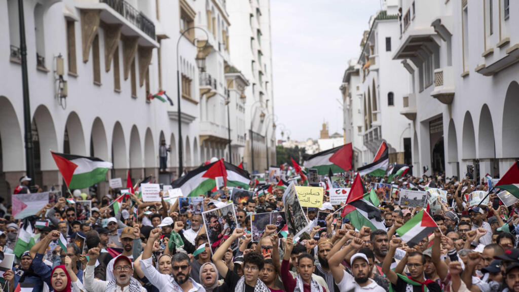 Des milliers de Marocains dans la rue à Rabat en solidarité avec les Palestiniens à Gaza, le 15 octobre 2023.